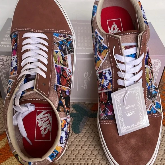 Vans Men’s Old Skool
Disney 100 Scrapbook Multi
VN0005UFBMB
Sneakers - Picture 12 of 16